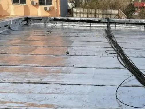 江宁卫生间漏水维修公司分享下江宁屋面楼顶防水刚性防水层施工要点。